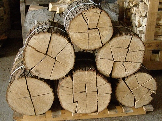 štípané dubové dřevo